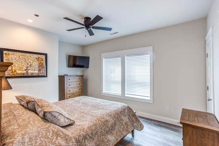 1st Floor Queen with Private Bath (7)