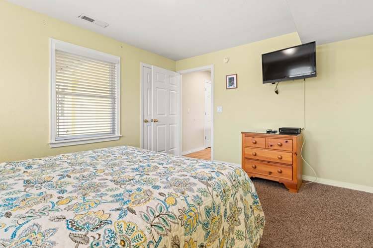 Ground Floor Queen with Private Bath