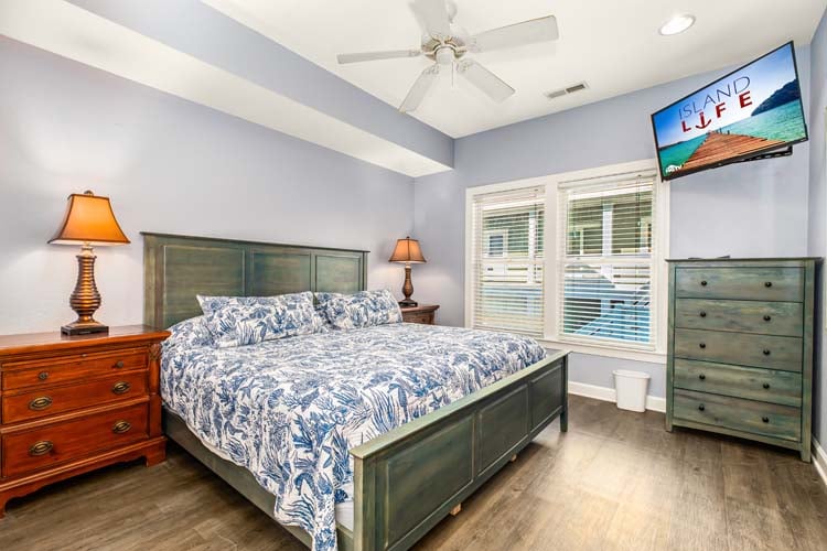 1st Floor King with Private Bath