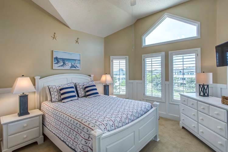 2nd Floor Queen with Private Bath