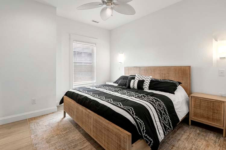 Ground Floor King with Private Bath (20)