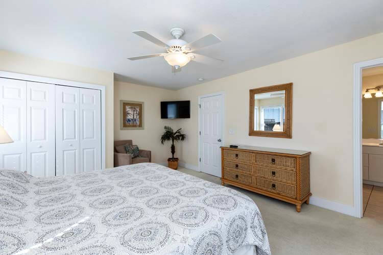 1st Floor King with Private Bath