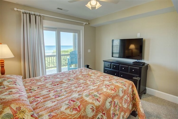 1st Floor Queen with Shared Bath