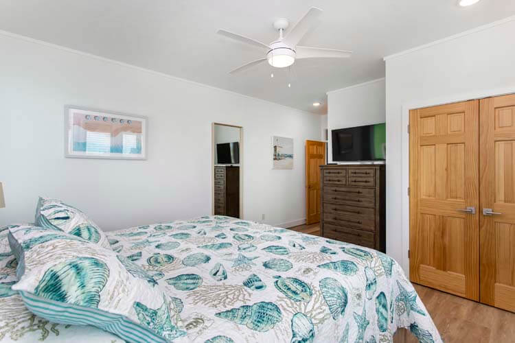 1st Floor King with Private Bath