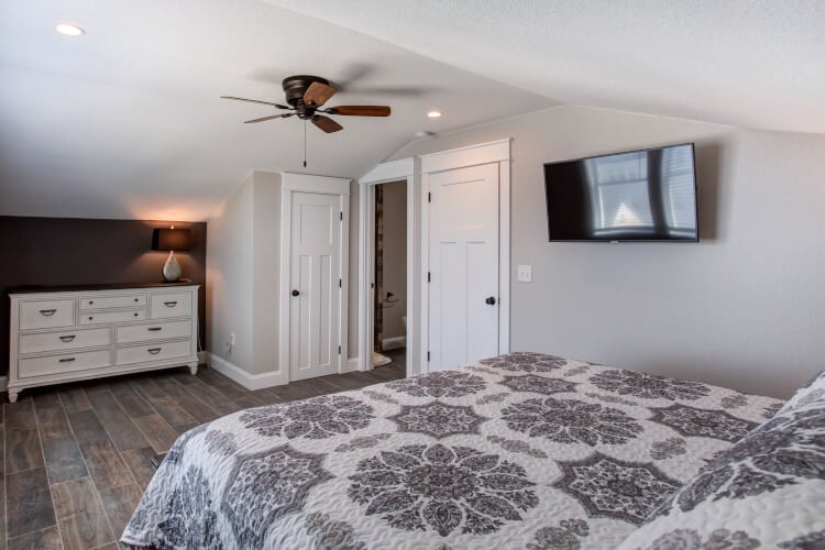 3rd Floor King with Private Bath (19)