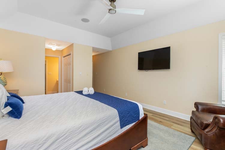 2nd Floor King with Private Bath