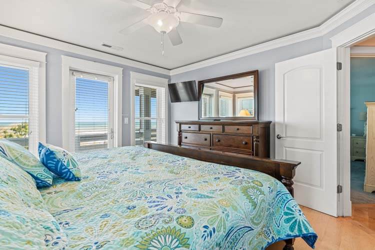 1st Floor King with Private Bath