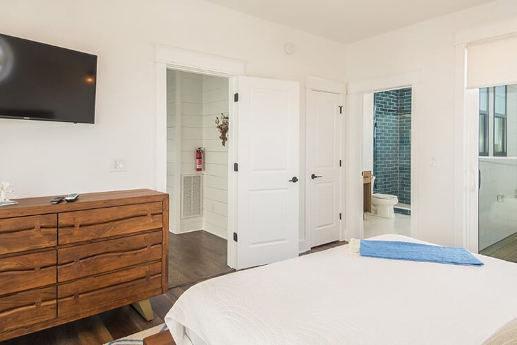 1st Floor King with Private Bath (W)