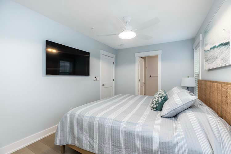 1st Floor King with Private Bath (14)