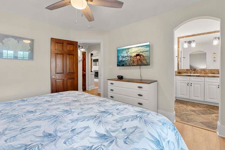 1st Floor King with Private Bath