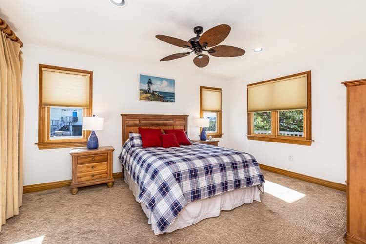 1st Floor Queen Bedroom