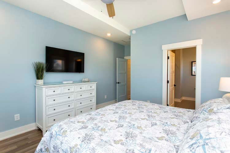 2nd Floor King with Private Bath