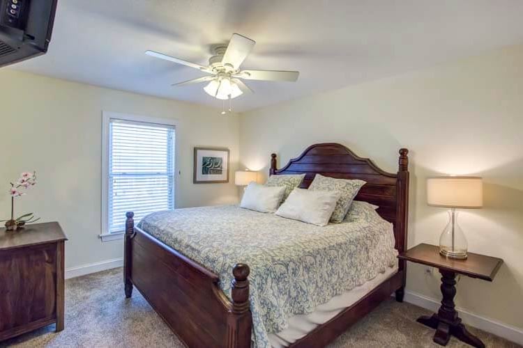 1st Floor King with Private Bath