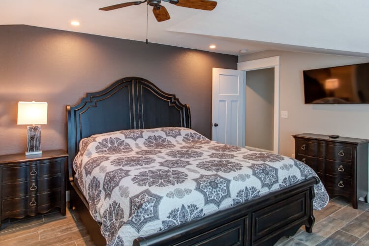 3rd Floor King with Private Bath (20)