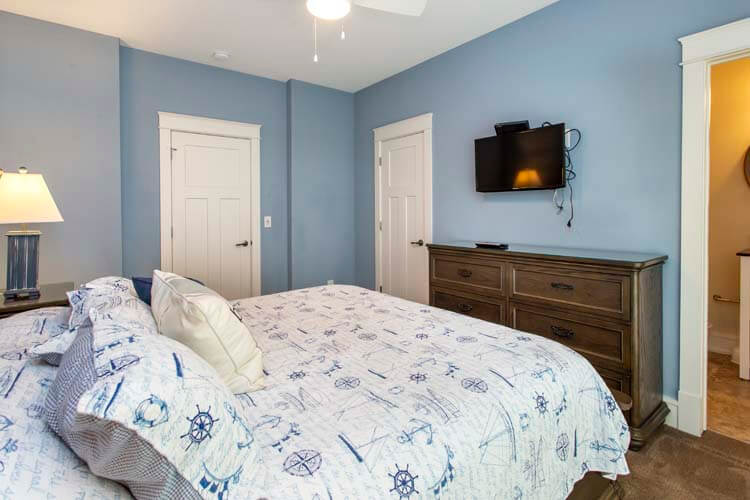 1st Floor King with Private Bath