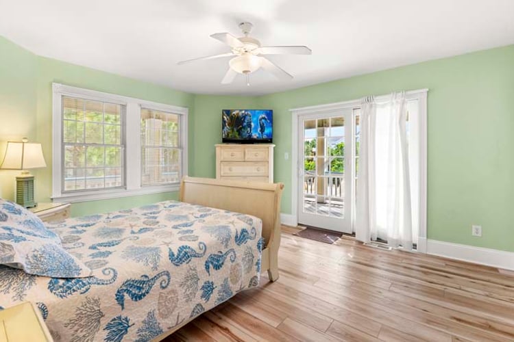 1st Floor Queen with Private Bath