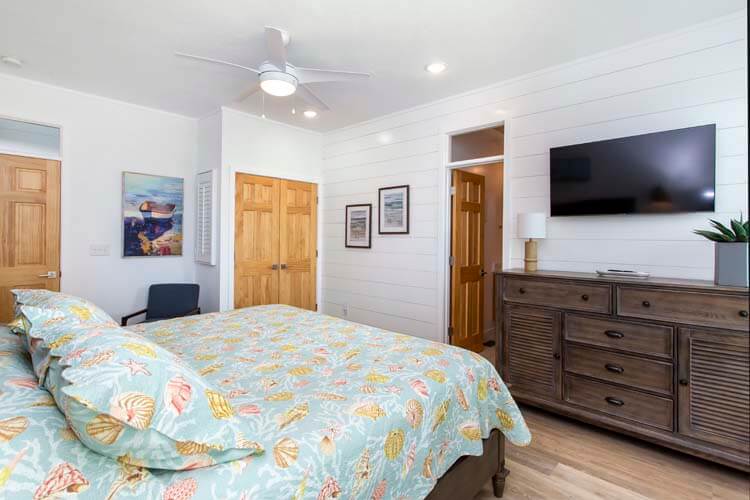 1st Floor King with Private Bath