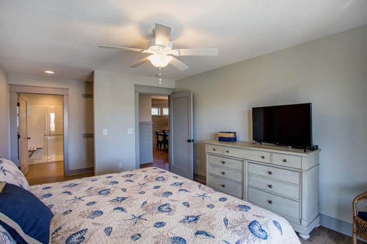 1st Floor King with Private Bath