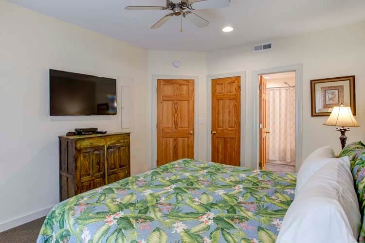 Ground Floor King with Private Bath (12)