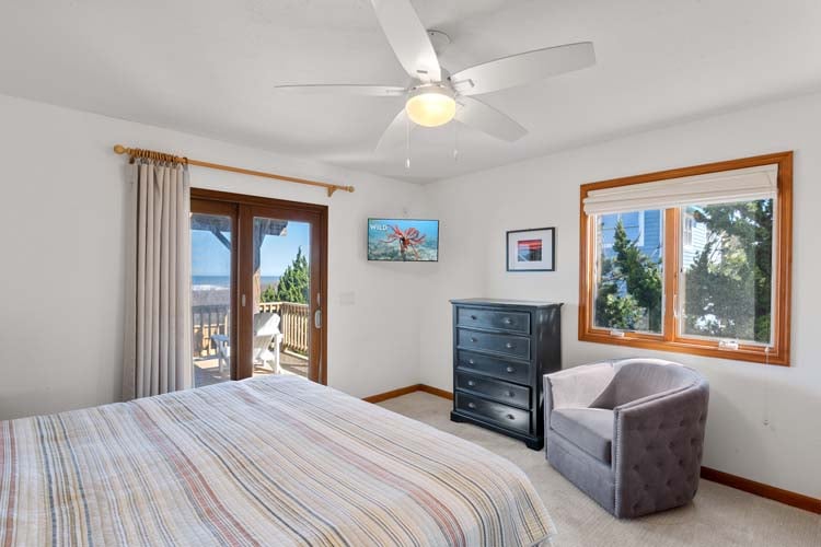 1st Floor King Bedroom