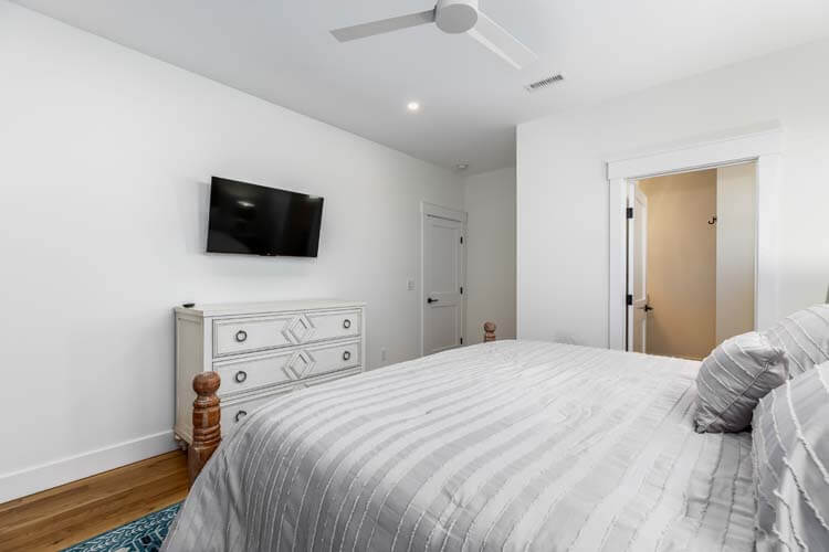 1st Floor King with Private Bath
