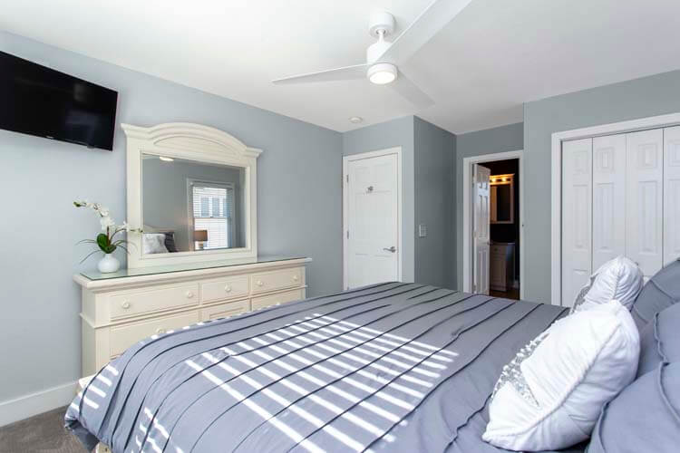 1st Floor King with Shared Bath