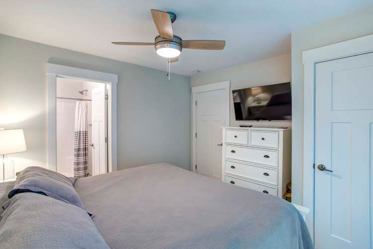 1st Floor King with Private Bath