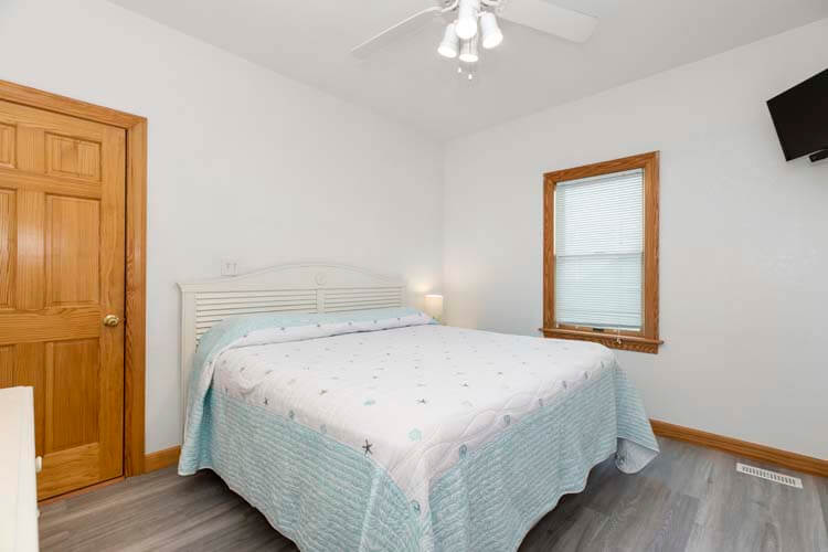 1st Floor King Bedroom