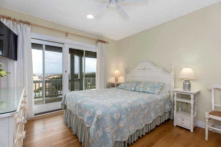 1st Floor Queen Bedroom