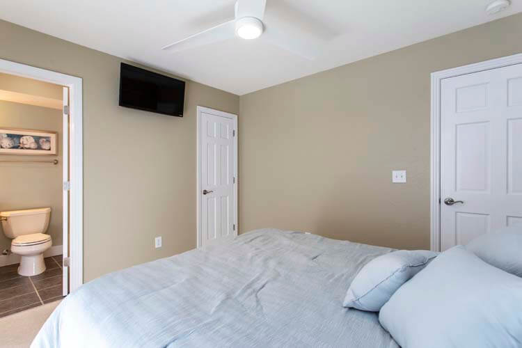 1st Floor Queen with Private Bath