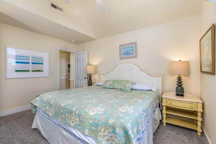 1st Floor King Bedroom