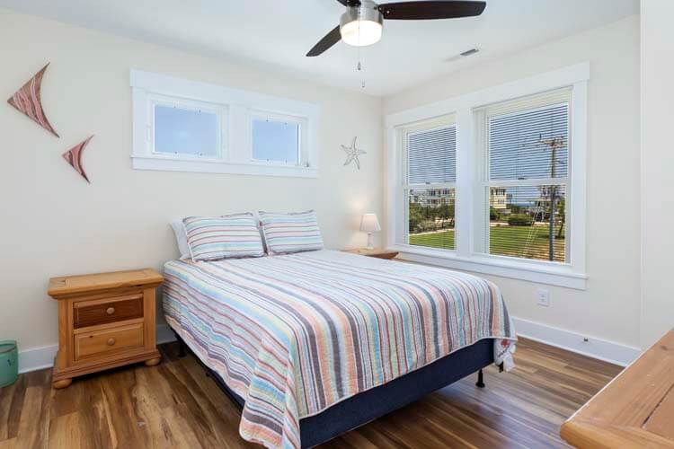 2nd Floor Queen with Private Bath