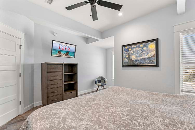 1st Floor King with Private Bath (5)