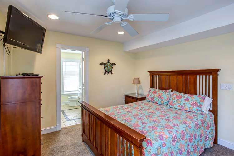 Ground Floor Queen with Private Bath