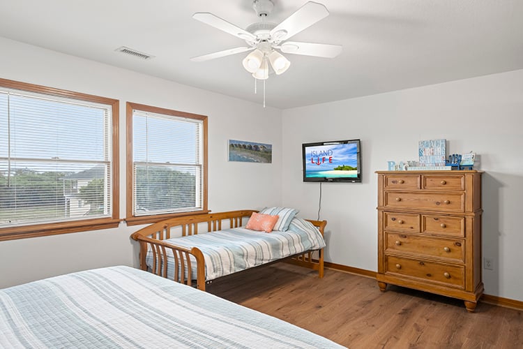 2nd Floor King with Private Bath and Daybed