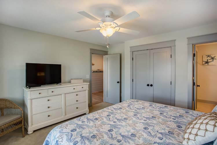 1st Floor King with Private Bath