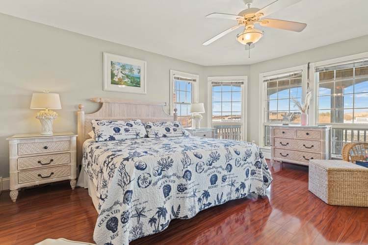 1st Floor King with Private Bath (First Mate)