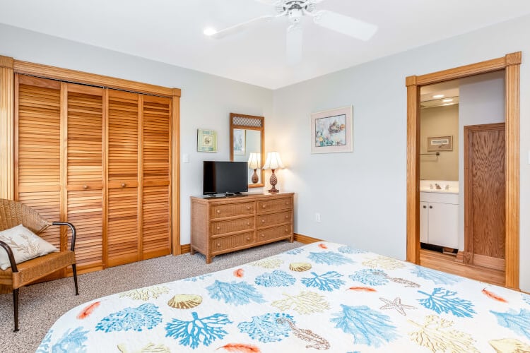 1st Floor Queen with Shared Bath