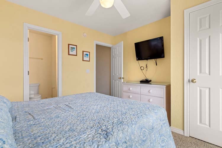 2nd Floor Queen with Private Bath