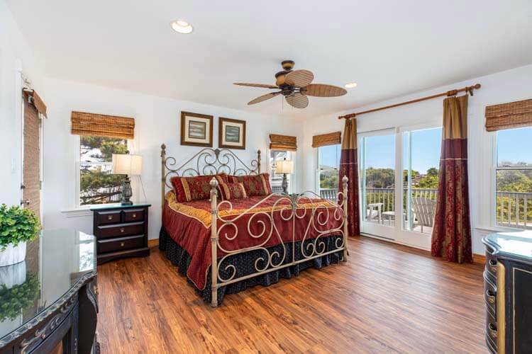 1st Floor King with Private Bath