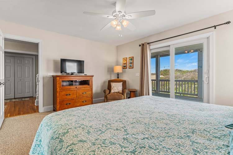 1st Floor King with Shared Bath