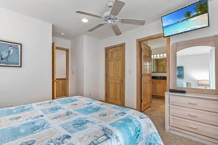 1st Floor Queen with Shared Bath