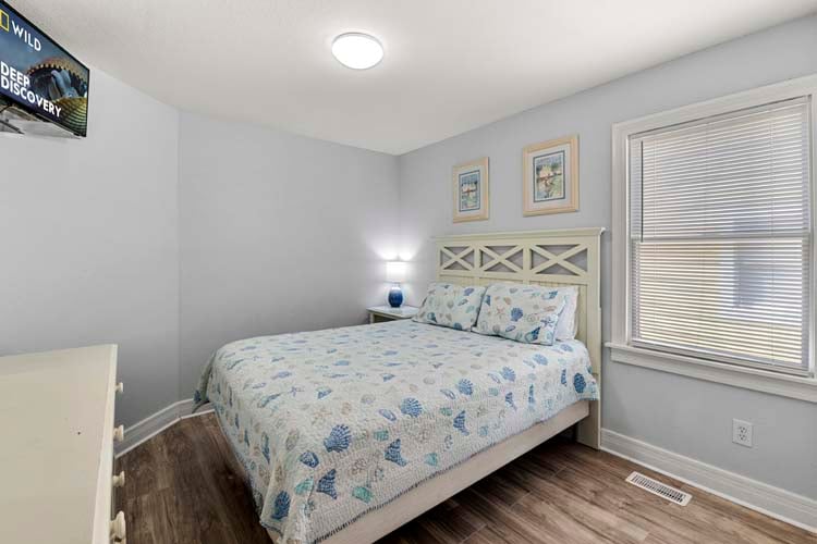 1st Floor Queen Bedroom