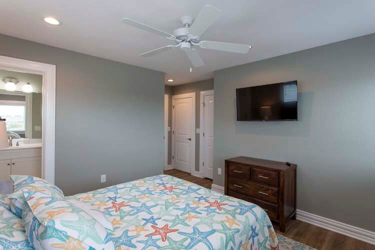 1st Floor SW Queen with Private Bath