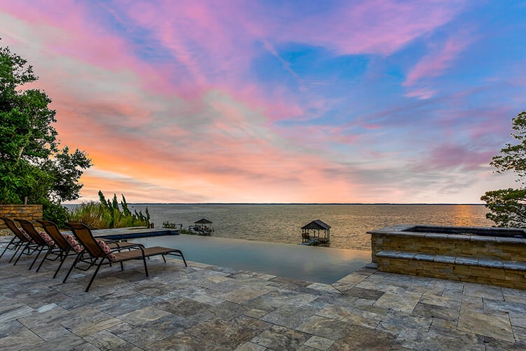 Infinity Pool & Built-In Hot Tub
