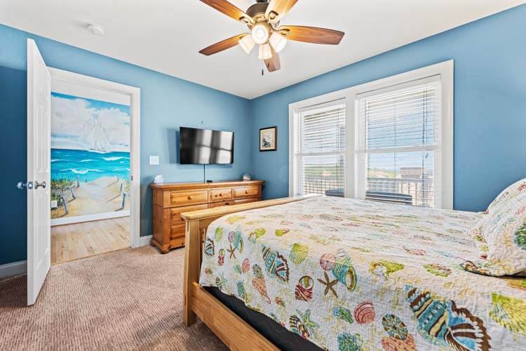 1st Floor Queen with Shared Bath