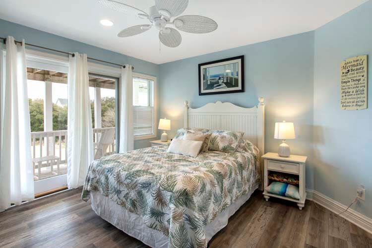 1st Floor Queen Bedroom