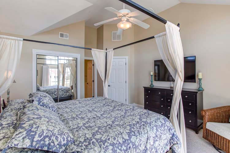 2nd Floor King with Private Bath