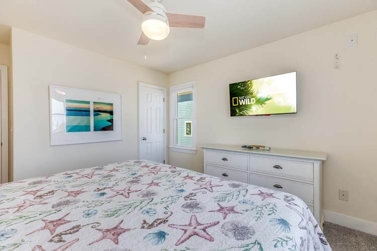 1st Floor King Bedroom