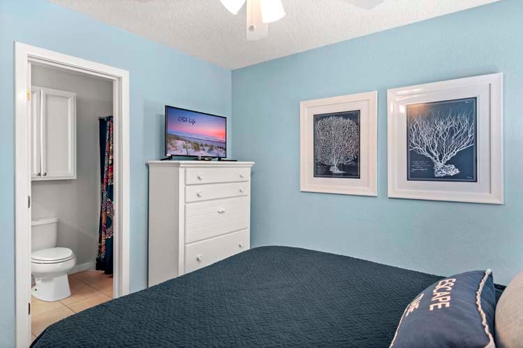 1st Floor Queen with Private Bath